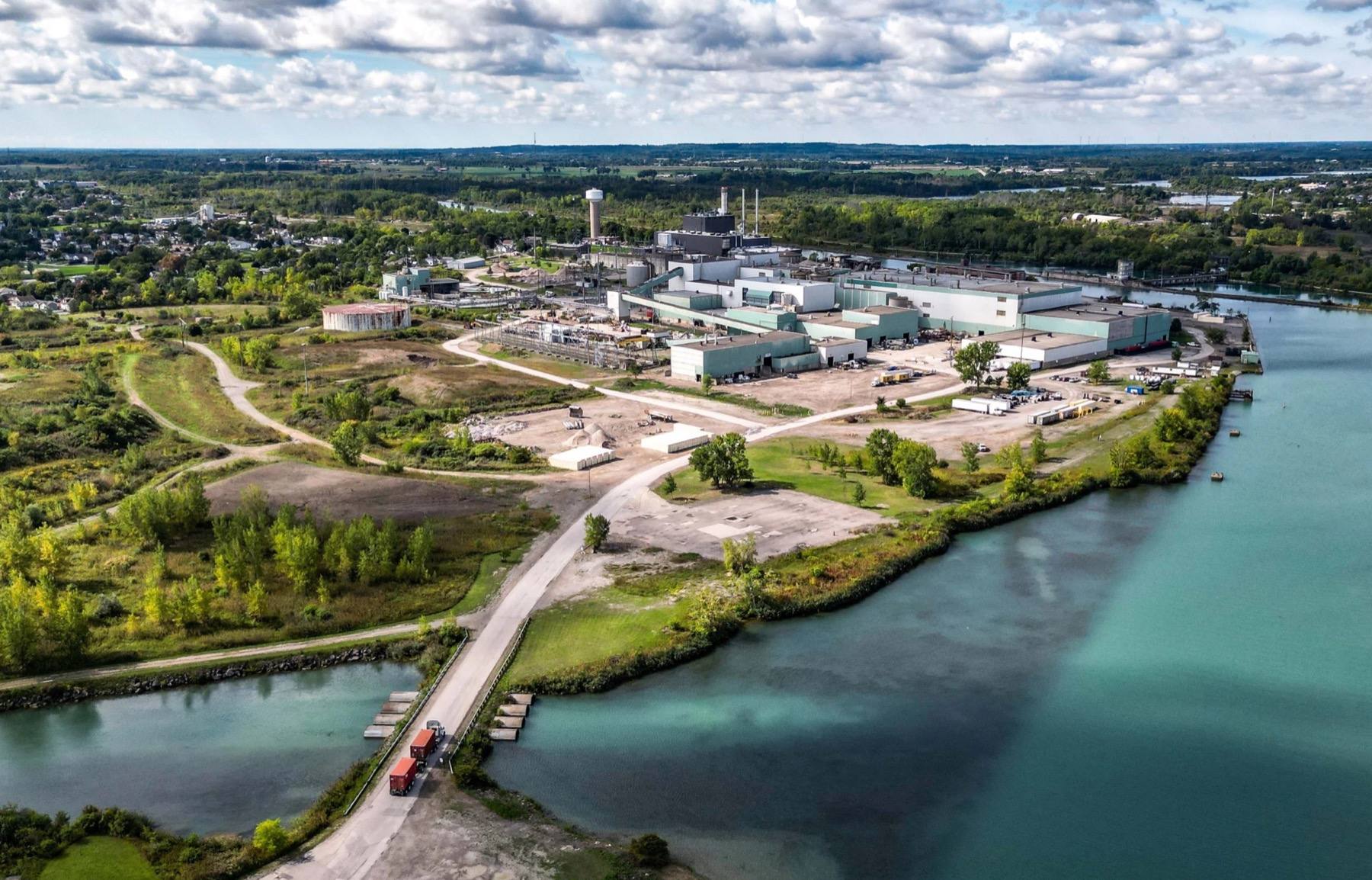 Een bedrijventerrein in aanleg in Canada, vanuit de lucht gezien, langs een rivier.
