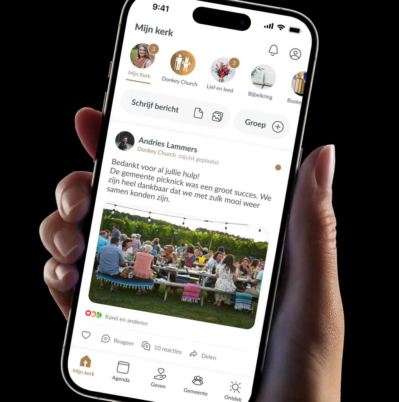De Donkey Mobile-app op een telefoon, met een bericht van een kerkelijke gemeente en een foto van een gezamenlijke maaltijd.