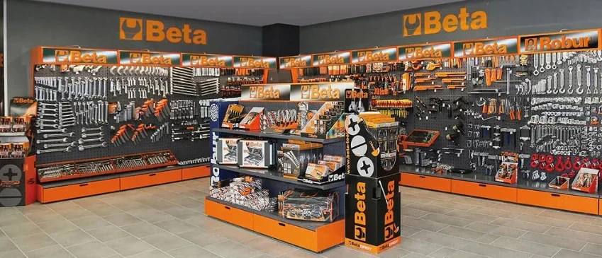 Een showroom van GBI Proal, met professioneel handgereedschap op rekken en een stellage in het midden.