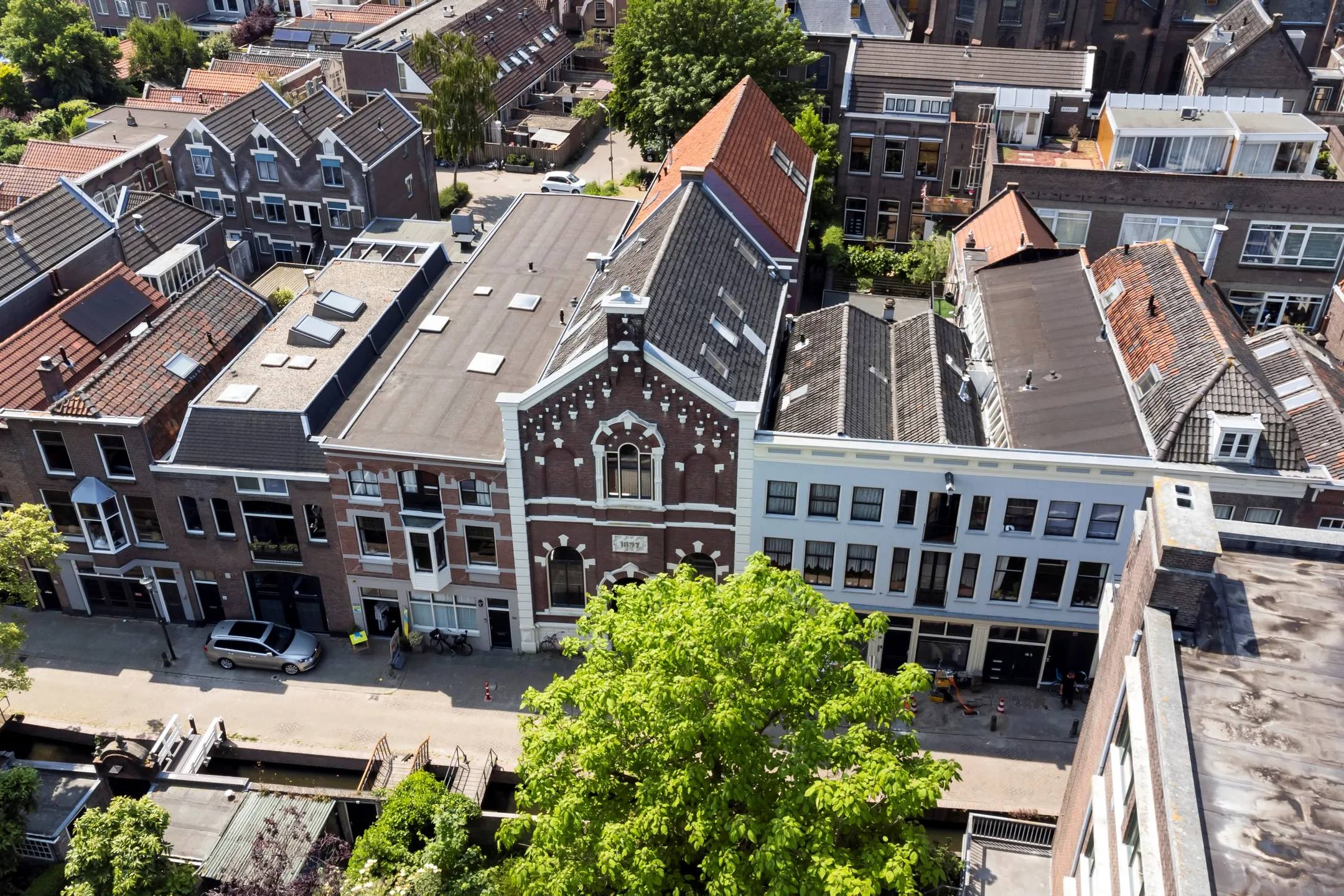 De kerk aan de Peperstraat in Gouda vanuit de lucht, tussen de daken van de binnenstad.