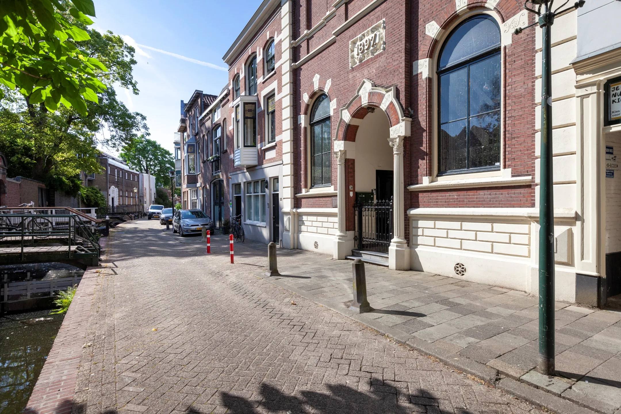 De kerk aan de Peperstraat, gezien vanaf de straat.