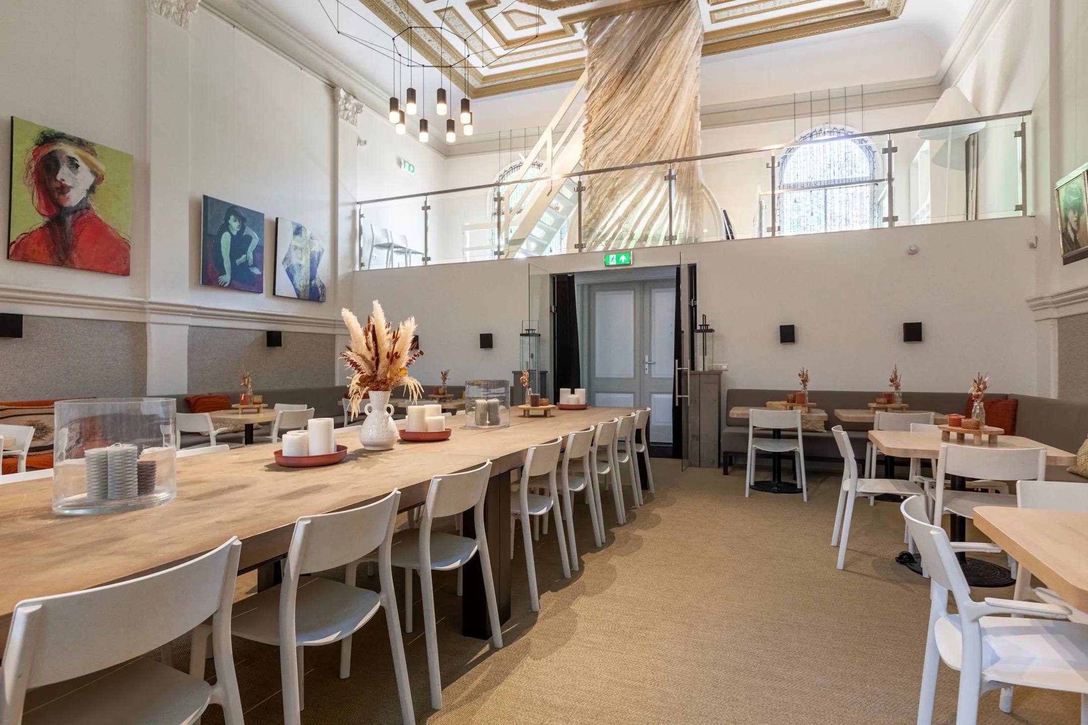 De kerkzaal in Gouda, ingericht met tafels voor kantoorgebruik.